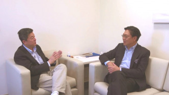 史丹福大學教授張首晟（左）曾接受馬時亨訪問。無綫電視節目截圖