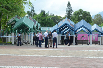 警方在鰂魚涌公園一帶搜查證物。李子平攝