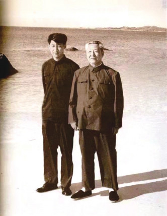1978年，習仲勛與習近平在海南。新華網圖片