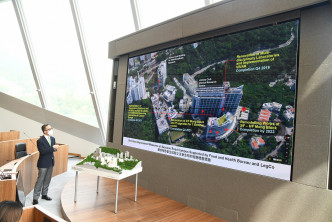 梁卓伟介绍港大医学院新教学楼计划。