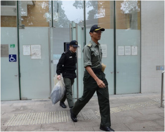懲教署人員（左）及南韓領事館職員（右）前往辦理認屍手續。歐陽偉光攝