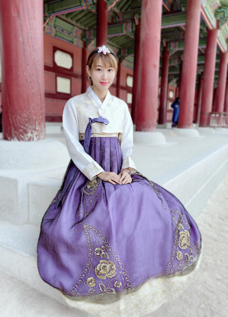 庄端儿穿上传统韩服到景福宫祈福。