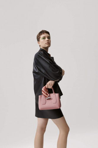 品牌热卖Roseau Bag/$3,450/Longchamp,为迎合亚洲女士的需求,今季新增中型号尺寸与粉红色版本。