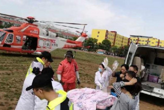 女子被直升機轉送到昆明醫科大學第一附屬醫院呈貢分院。　網上圖片