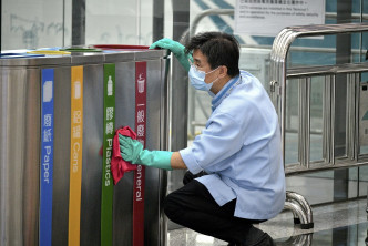 衞生署為機場工作人員進行病毒檢測。資料圖片