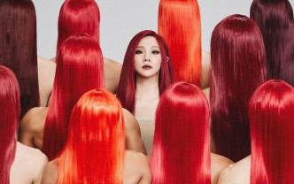 CL在不同红发背影中以正面红发和红唇示人。