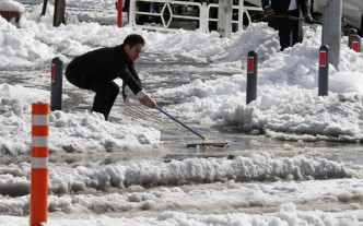 日本馬路積雪後會變得很難駕駛。AP圖片