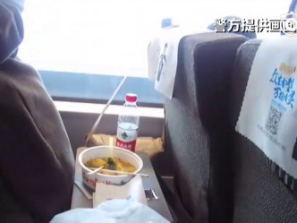两名女乘客在高铁上除口罩用餐，经男乘客劝阻后一度停止。（网图）