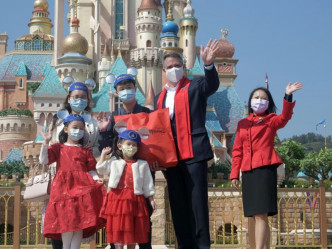 迪士尼政总裁莫伟庭(红领巾者)亲自到场迎宾。