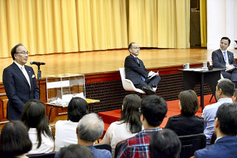 梁家傑(左)日前出席港大校長張翔舉行的公開論壇。資料圖片