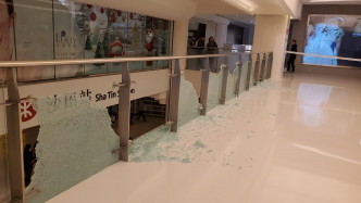 沙田新城市廣場有玻璃被擊碎