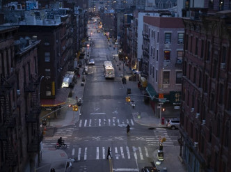 因政府鼓勵市民留在家中，紐約曼哈頓大街顯得冷清。AP