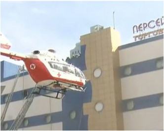 其中1名消防员由直升机送院。网图