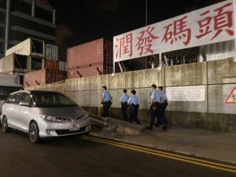 警方在碼頭及貨倉一帶巡查。