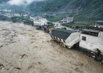 四川阿壩地區受持續暴雨影響，出現山洪、泥石流、山體滑坡、塌方災害。網上圖片