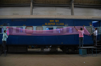 印度火车变成流动临时医院。AP