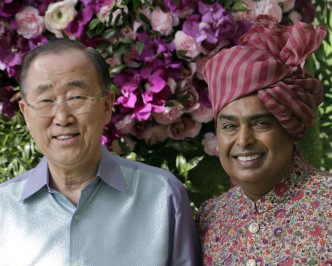 前聯合國秘書長 Ban Ki-moon（左）、印度首富本人安巴尼（右）。AP