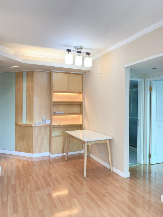装潢素雅简洁的单位留有不少入墙家具。