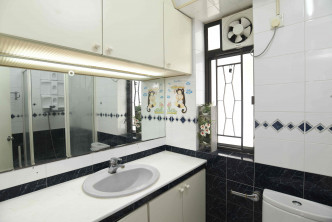 浴室保养不俗，设有窗户及抽气扇，有助通风。
