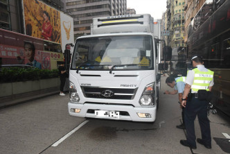 弥敦道女途人遭货车撞。