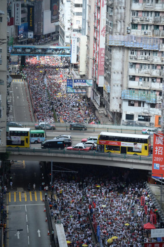 在銅鑼灣鵝頸橋一帶街頭，站滿準備加入遊行的市民。