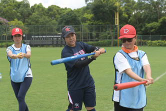 棒球教练杨杰玲（中）表示，6人棒球赛赛制简单。