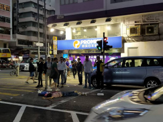 妇人被撞后，重伤倒卧路上。网民Sean Gallagher/香港突发事故报料区fb群组