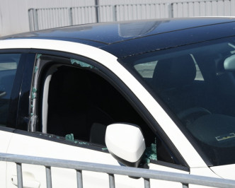 涉事私家車車窗破裂。