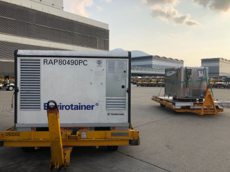 机场购买多21个冷冻拖卡，以确保药品由货机至停机坪运送过程免受温差影响。