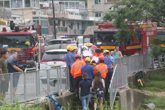 一名女親友情緒激動， 一度暈倒要由救護車送院。