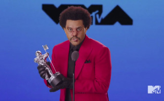 The Weeknd以口肿面肿Look领奖，控诉美国警暴。
