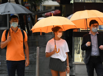 黃色暴雨警告信號生效。資料圖片