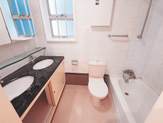 套房浴室设有双洗手盆，空间亦算阔落。