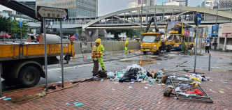 有清洁工人清理昨日示威者留下的垃圾。