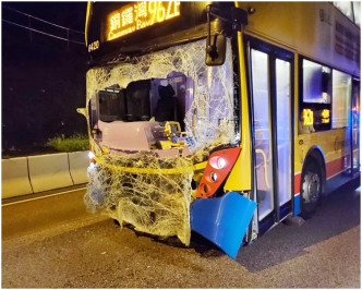 涉士巴士車頭嚴重損毀。