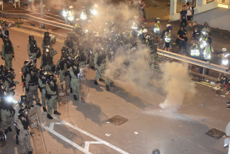 警方与示威者爆发冲突
