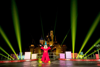 迪士尼安排魔法师米奇于烟花汇演前现身。