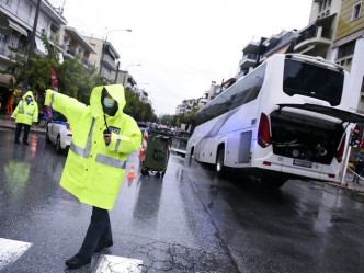 警员到场封闭路陷现场。AP图