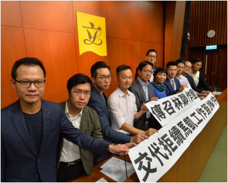 民主派議員認為透過議員辯論及官員解釋事件，有助公眾理解事件對香港的影響。