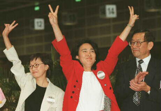 1998年立法会选举，李鹏飞被前线的何秀兰（左一）击败。