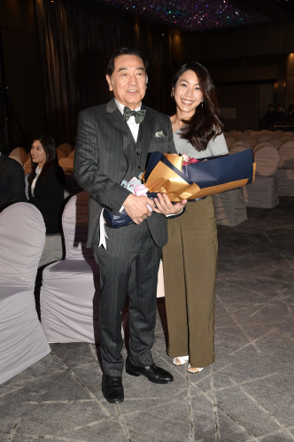 姜丽文同爸爸Paul哥齐齐拍TVB新剧。