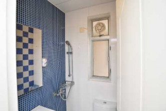 其中一个浴室打破沉闷格调，墙身以蓝白磁砖布置。