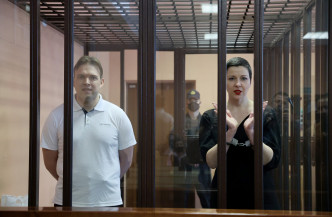 科列斯尼科娃（右）被判囚11年，扎纳克（左）被判囚10年。路透社图片