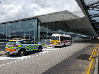 機場外亦停泊了數輛警車。