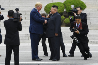 特朗普是历来首位美国在任总统踏足北韩领土，AP图片