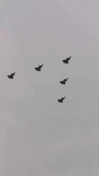 殲20戰機飛越天安門上空。駐京記者楊浚源攝