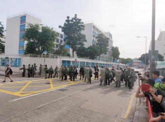 防暴警察在元朗警署外向前推進。