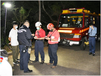 救援人員到場通宵搜索。