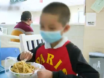 男童平日需依靠好心的医生及护士为他买食物充饥。影片截图