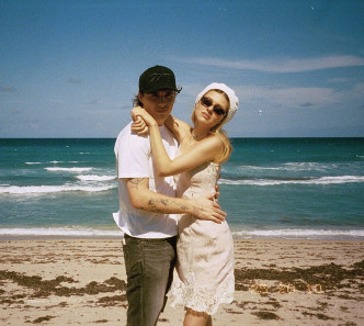 Brooklyn的未婚妻Nicola Post二人沙滩合照。